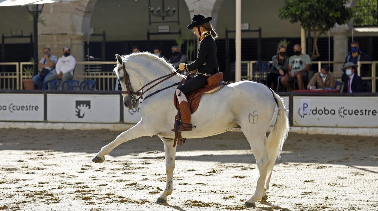 Una amazona cabalga por la pista central de Caballerizas en octubre