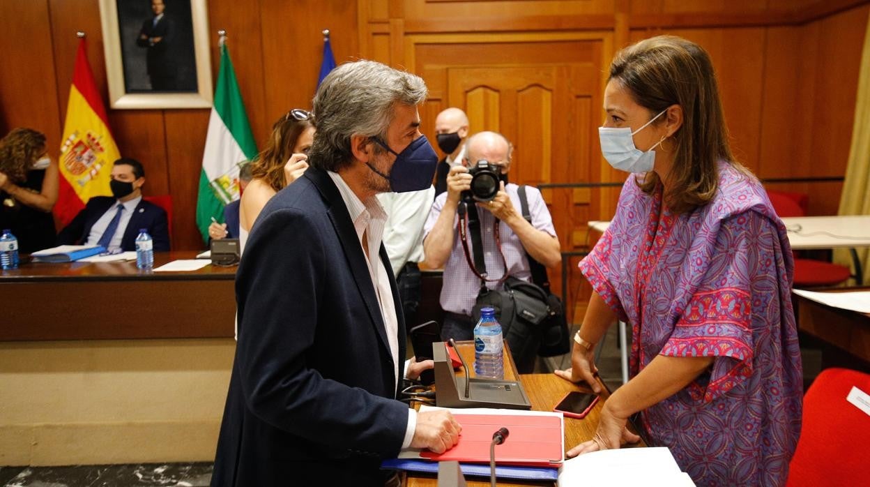 Isabel Ambrosio conversa con el portavoz del PP en el Pleno de este jueves con el alcalde al fondo