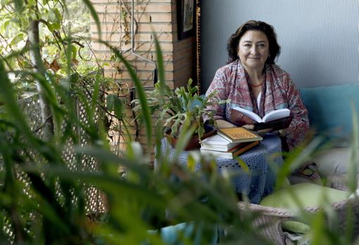 Almudena Villegas, en la terraza de su vivienda