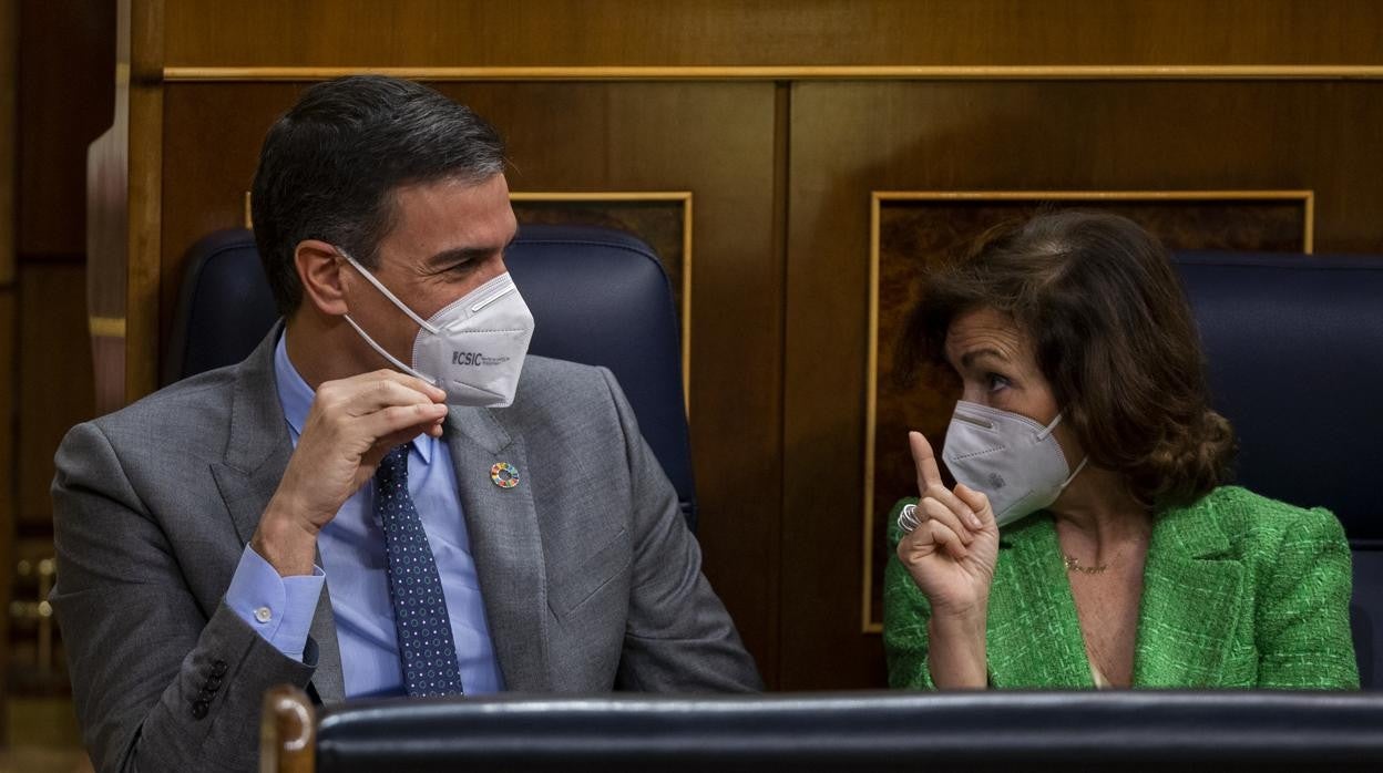 Pedro Sánchez junto a Carmen Calvo en el Congreso de los Diputados