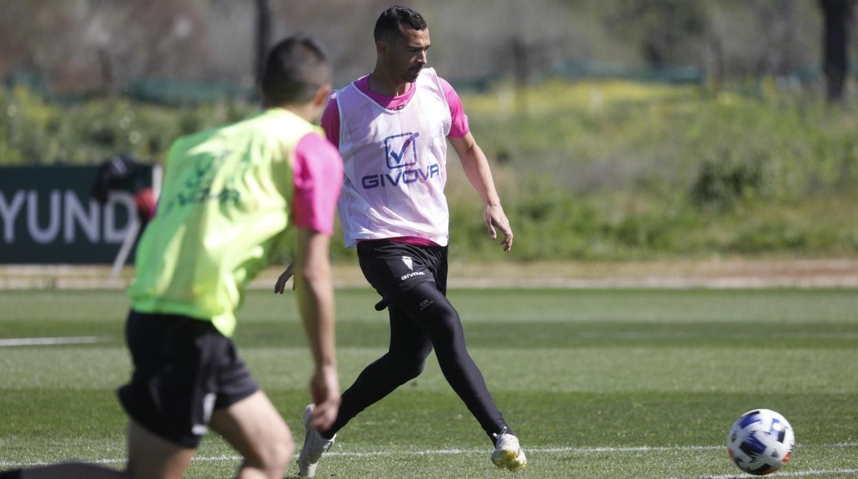 Miguel de las Cuevas durante un entrenamiento con el Córdoba CF en la pasada temporada