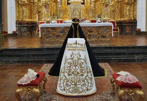 Manto negro, saya con bordados del XVIII y encajes donados a la Virgen