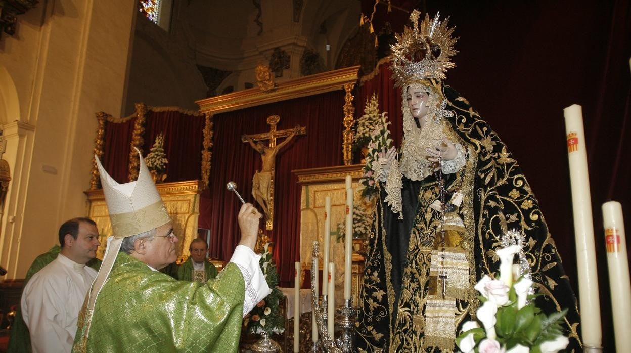 El obispo, Demetrio Fernández, bendice a la Virgen de la Quinta Angustia, el 22 de junio de 2013