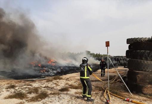 Incendio Córdoba | Investigan las causas del fuego en una planta de neumáticos de Puente Genil