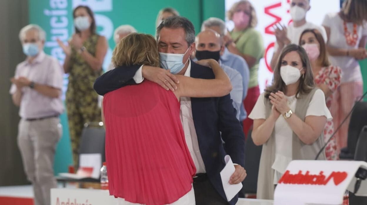 Espadas y Díaz se abrazan en el Comité Director del PSOE andaluz de este lunes