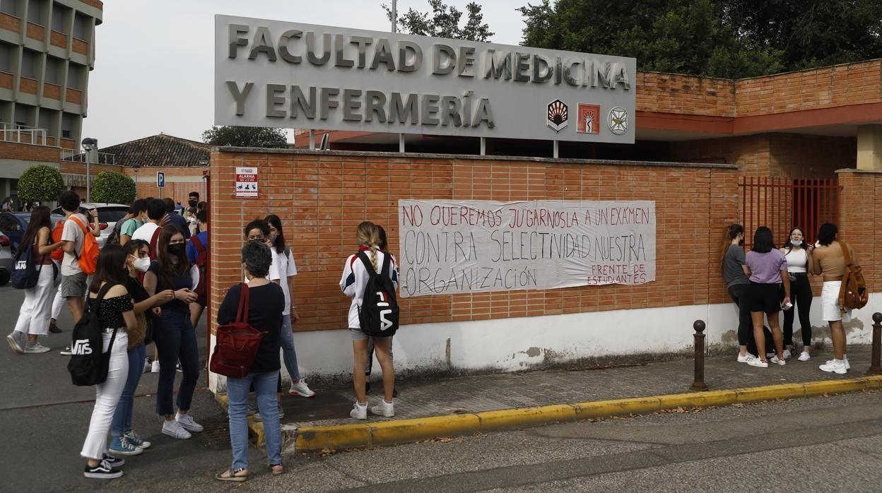 Alumnos aguardan para realizar la Selectividad en la Facultad de Medicina y Enfermería