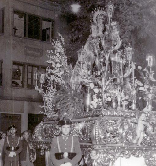 La Virgen del Carmen, sobre el paso del Cristo de la Misericordia