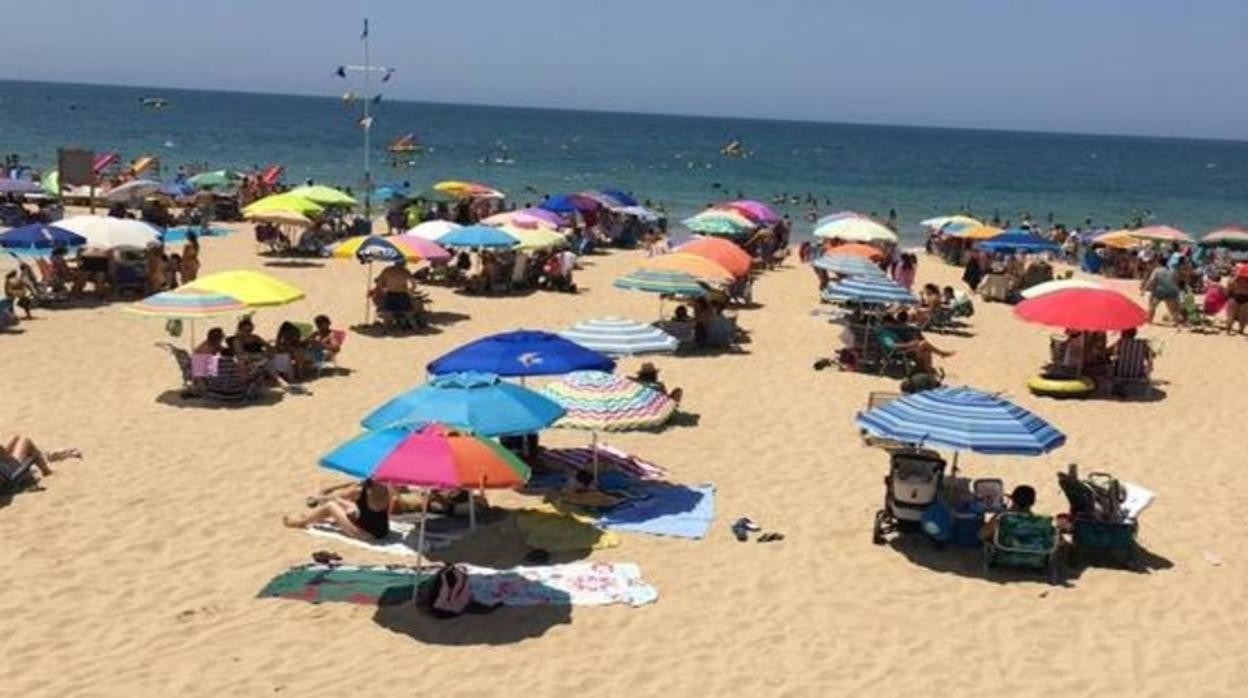 Veraneantes en la playa de Chipiona