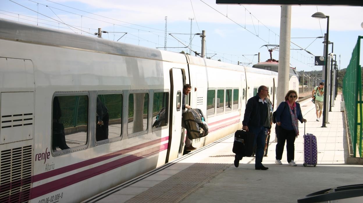 Pasajeros bajándose en la estación de Villanueva de Córdoba