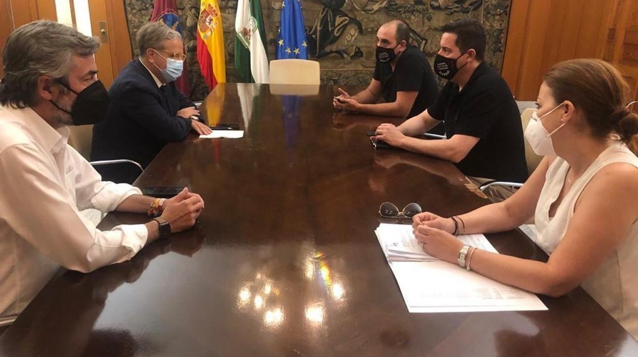 Los ediles de Seguridad y Urbanismo, en su reunión con el presidente de Hostecor