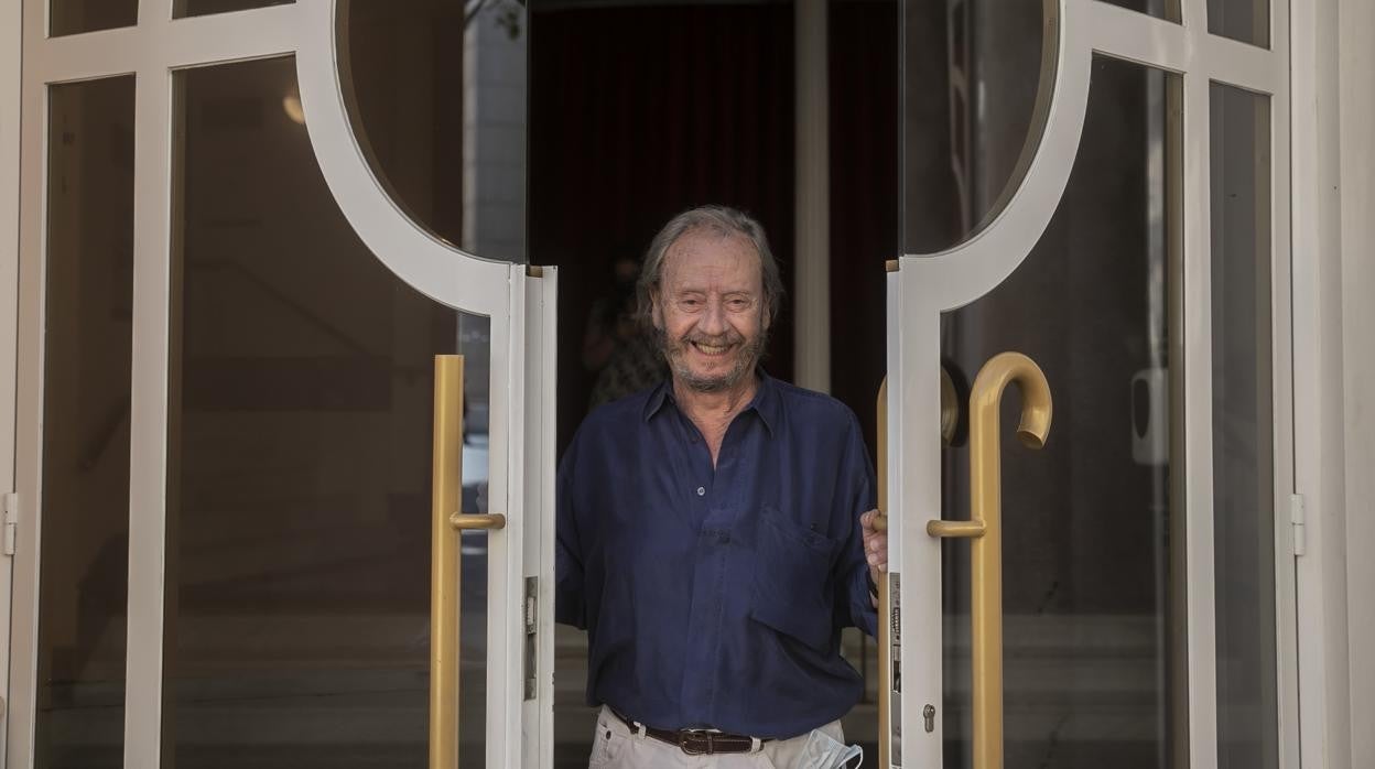 Víctor Monge Serranito, en la puerta del Gran Teatro