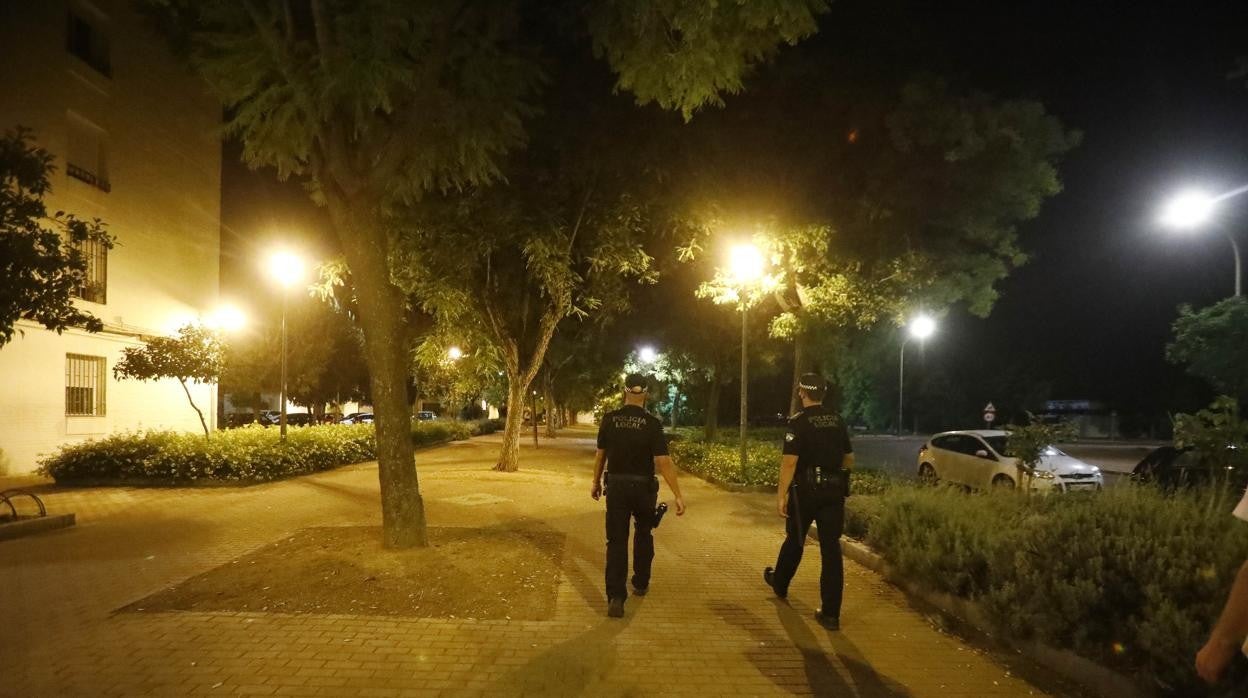 Agentes de la Policía Local patrullando el pasado verano para asegurar el cumplimiento de las medidas 'antiCovid'