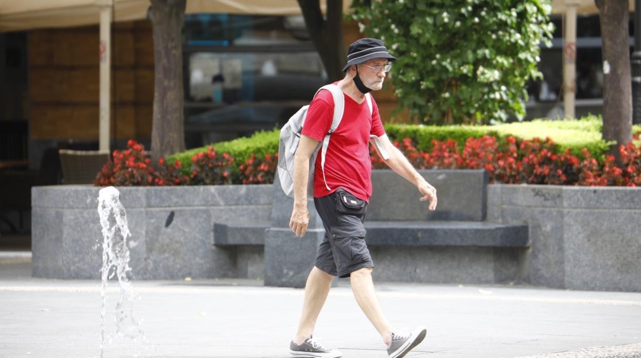 Un turista pasea por Córdoba con sombrero