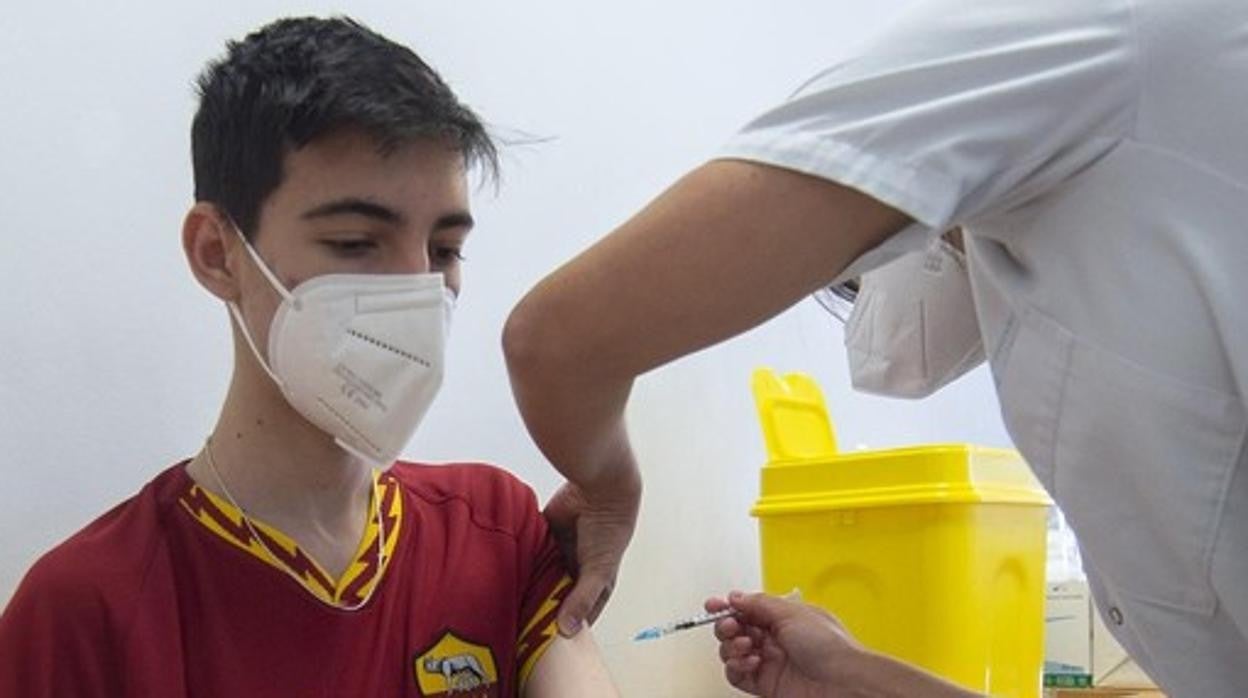 Un joven recibe la vacuna contra el coronavirus