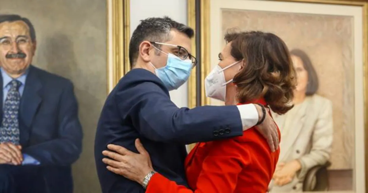 Félix Bolaños se abraza a Carmen Calvo en el relevo de su cartera ministerial