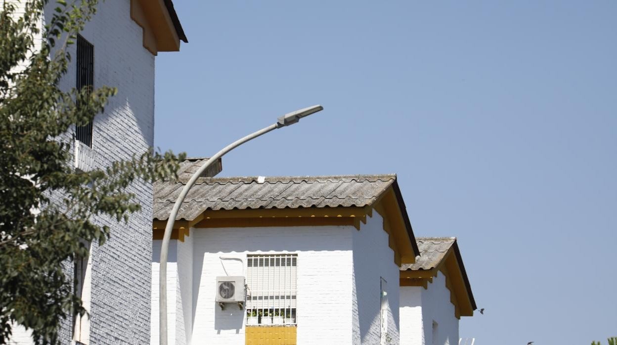 Estado deteriorado de las cubiertas de los edificios del barrio del Santuario en Córdoba