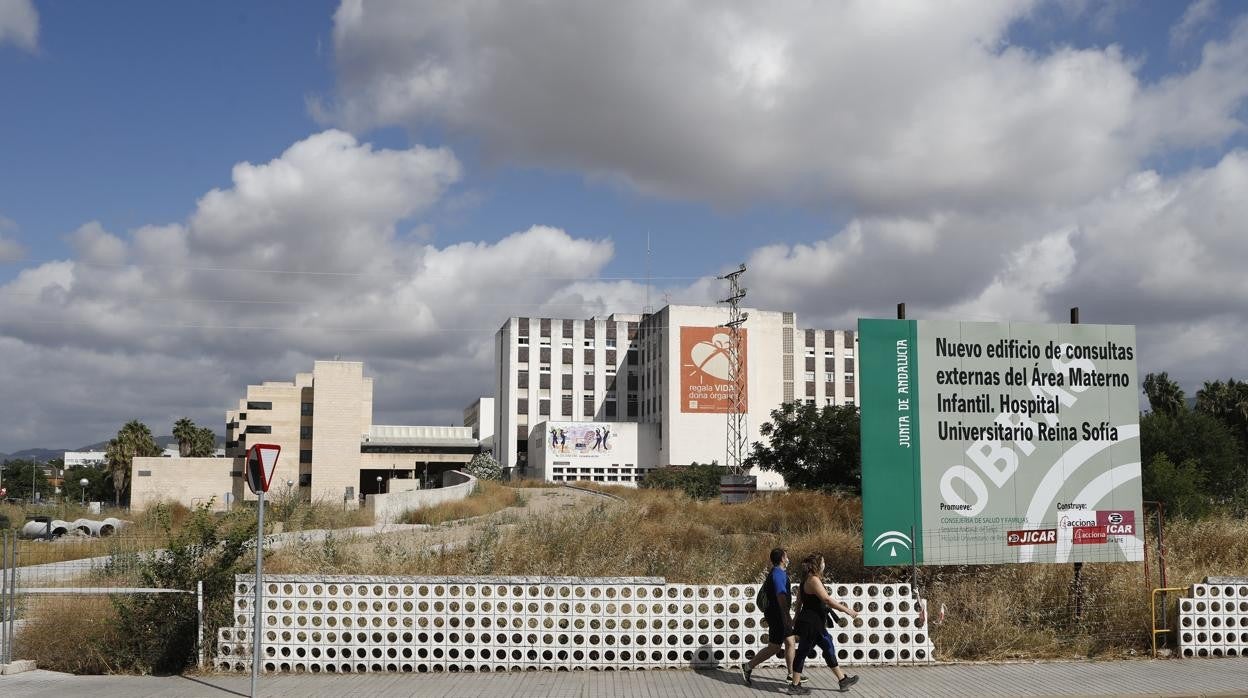 Dos personas delante del Hospital Reina Sofía de Córdoba