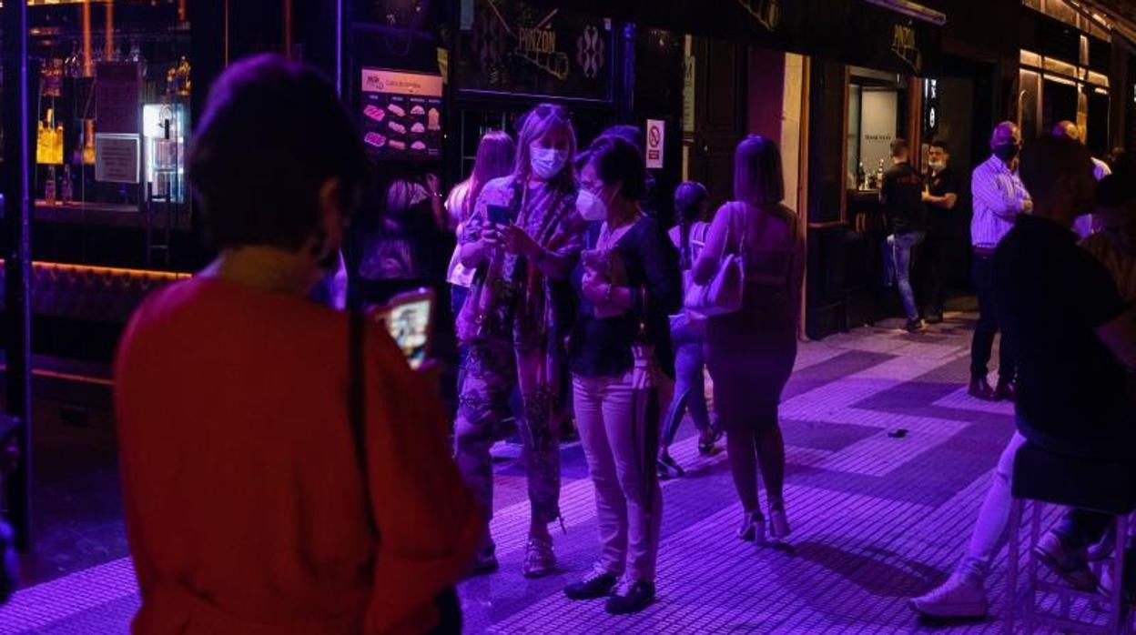 Un grupo de jóvenes en los accesos a los establecimientos de ocio nocturno