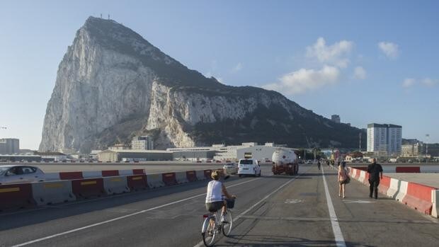 Bruselas autoriza negociar el fin de la Verja de Gibraltar pero el Peñón cree inviable el acuerdo
