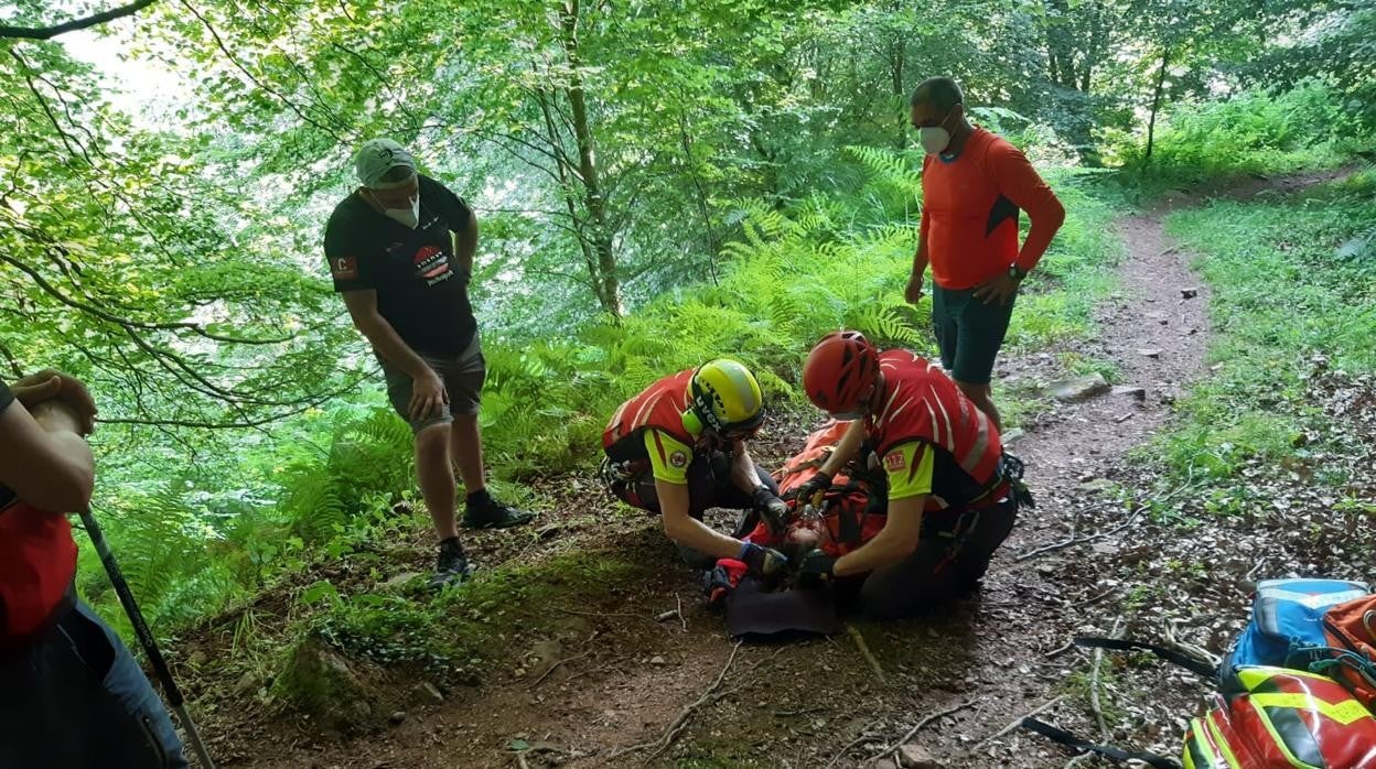 Imagen de la evacuacion de la senderista cordobesa tras sufrir el accidente