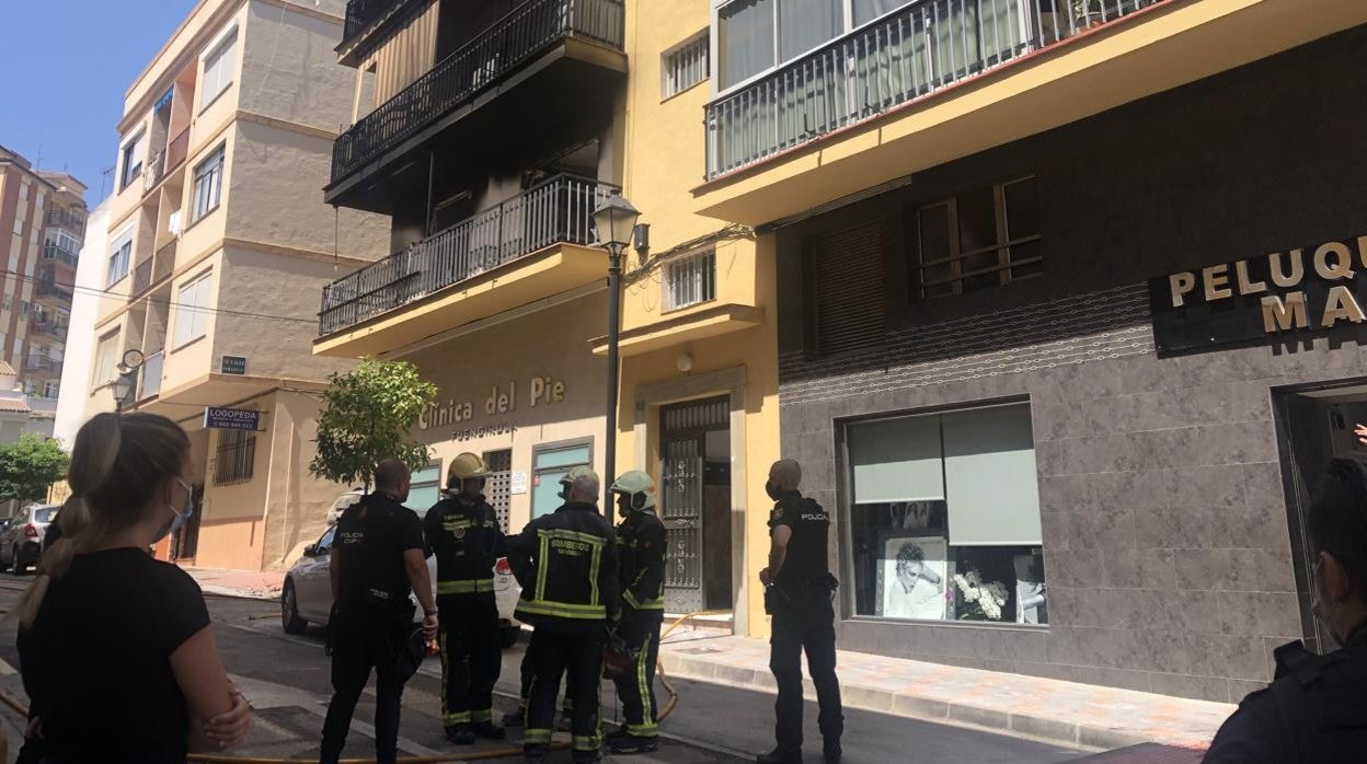 Los bomberos tras salir del piso calcinado en Fuengirola