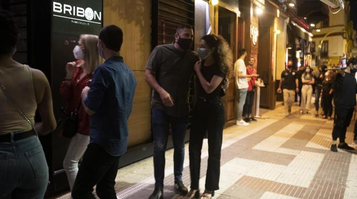 Ambiente a la entrada de un pub en Sevilla