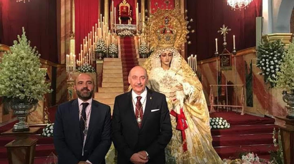 A la izquierda, Pablo Jiménez, nuevo hermano mayor de la Merced, con Antonio Ruf, al que releva