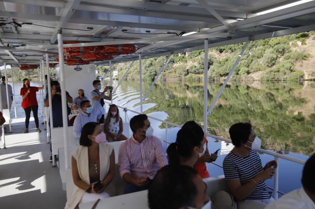 El barco solar de Hornachuelos leva anchas | Primera ruta turística por el Bembézar, el 'fiordo' andaluz