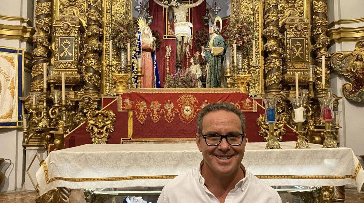 El hermano mayor electo José María Gisbert, ante el Cristo de Gracia