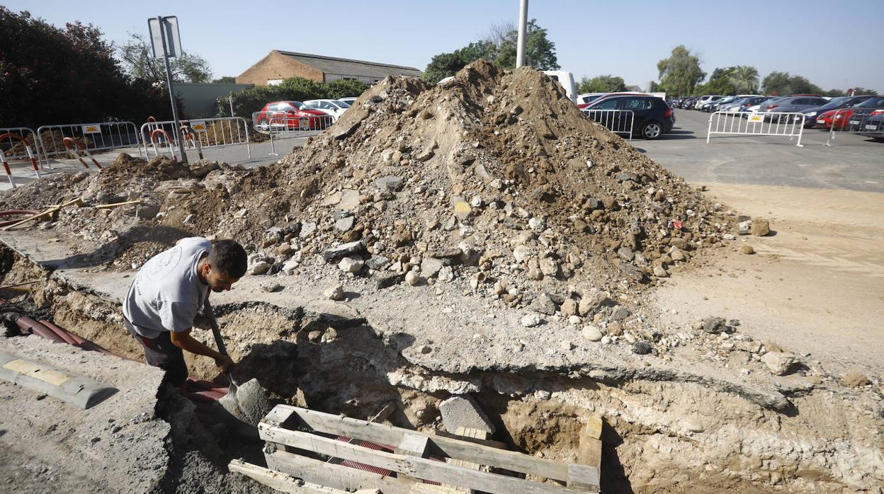 Un operario durante las obras de reforma del Hospital Reina Sofía de Córdoba