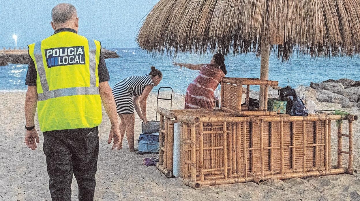 Un agente de la Policía Local en la playa