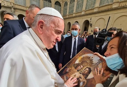 Paloma Saborido, presentando al Papa el cartel del centenario