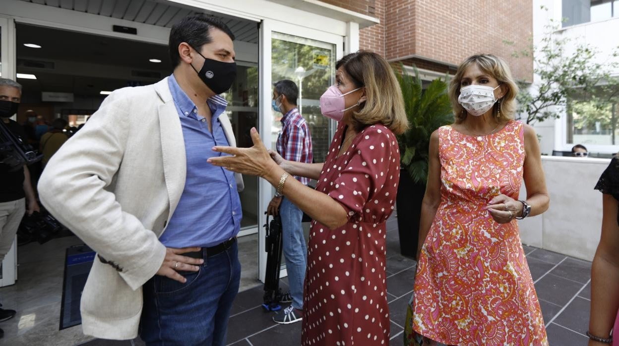 El alcalde Córdoba, José María Bellido, habla con la delegada de Salud, María Jesús Botella