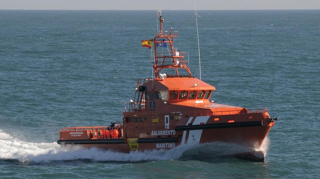 Una de las embarcaciones de Salvamento Marítimo, en aguas del Estrecho de Gibraltar