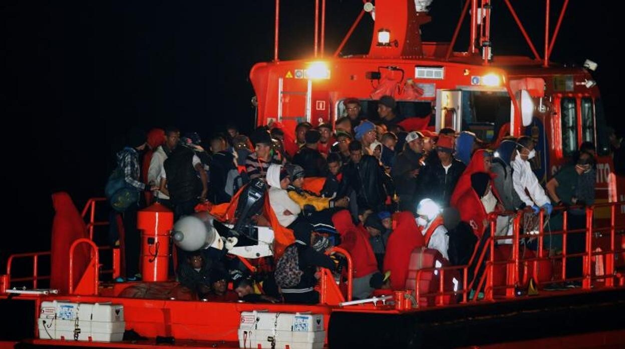 La Guardia Civil traslada al puerto de Almería a los tripulantes de cinco pateras , en una imagen de archivo