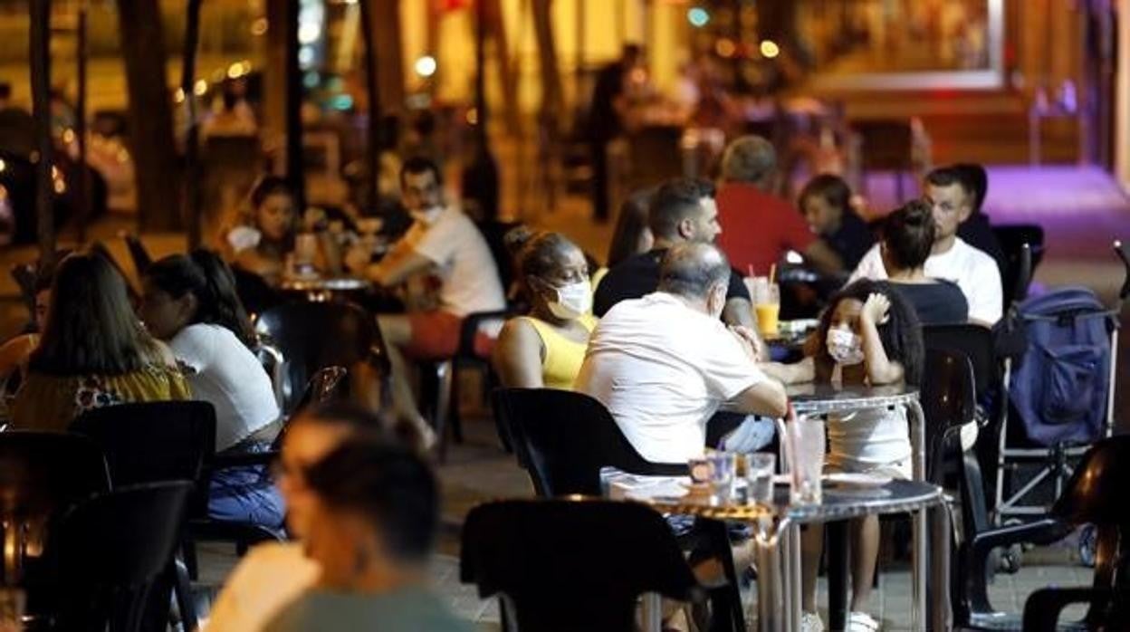 Clientes en la terraza de un bar