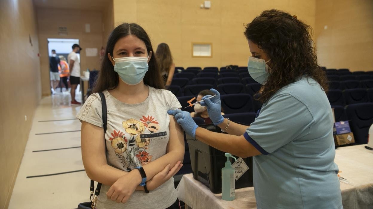 Una joven veinteañera se vacuna en el Centro Cívio de Poniente de Córdoba