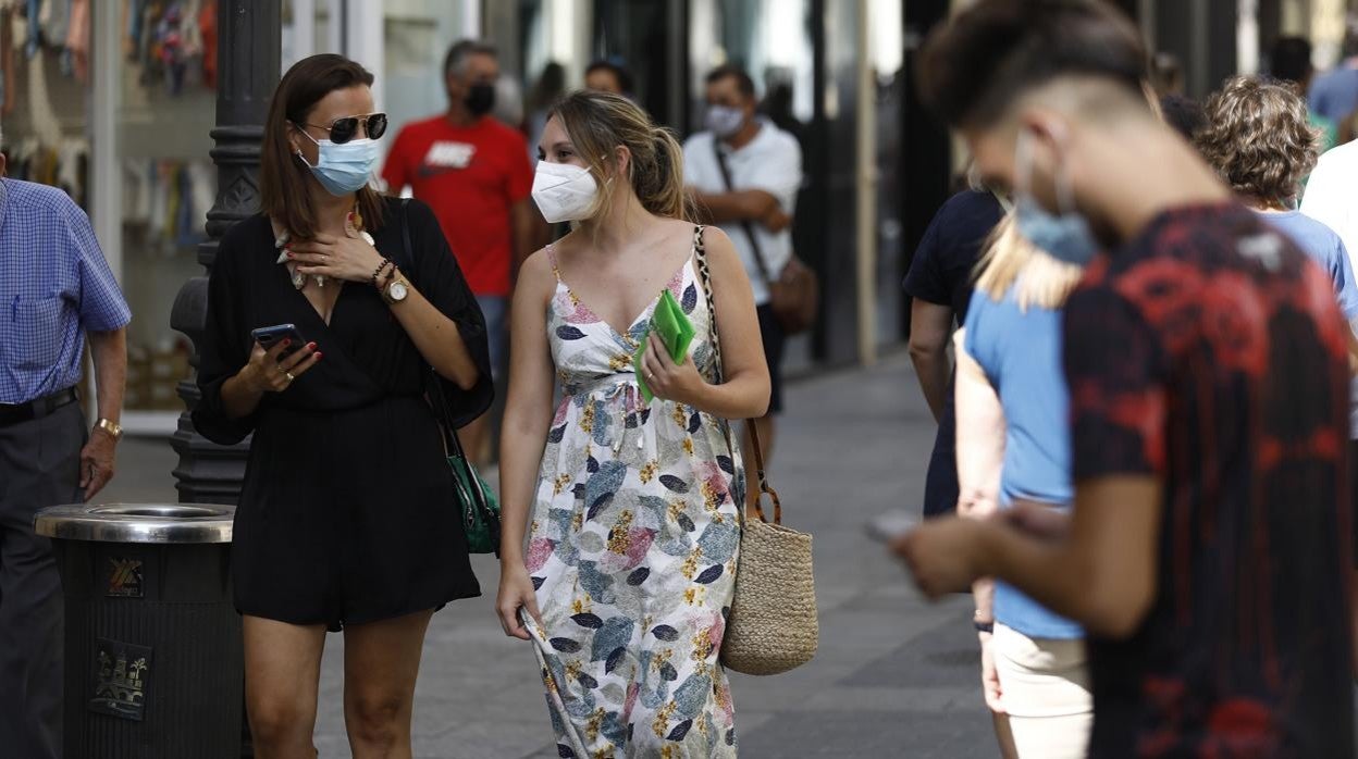 Dos mujeres pasean por el Centro de Córdoba durante el verano que acaba de finalizar