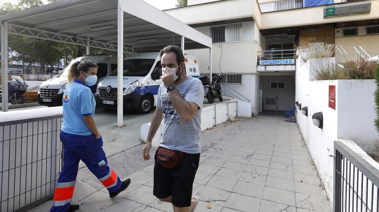 Un vecino de Lucena y una sanataria, en el acceso de uno de los centros de salud de la localidad