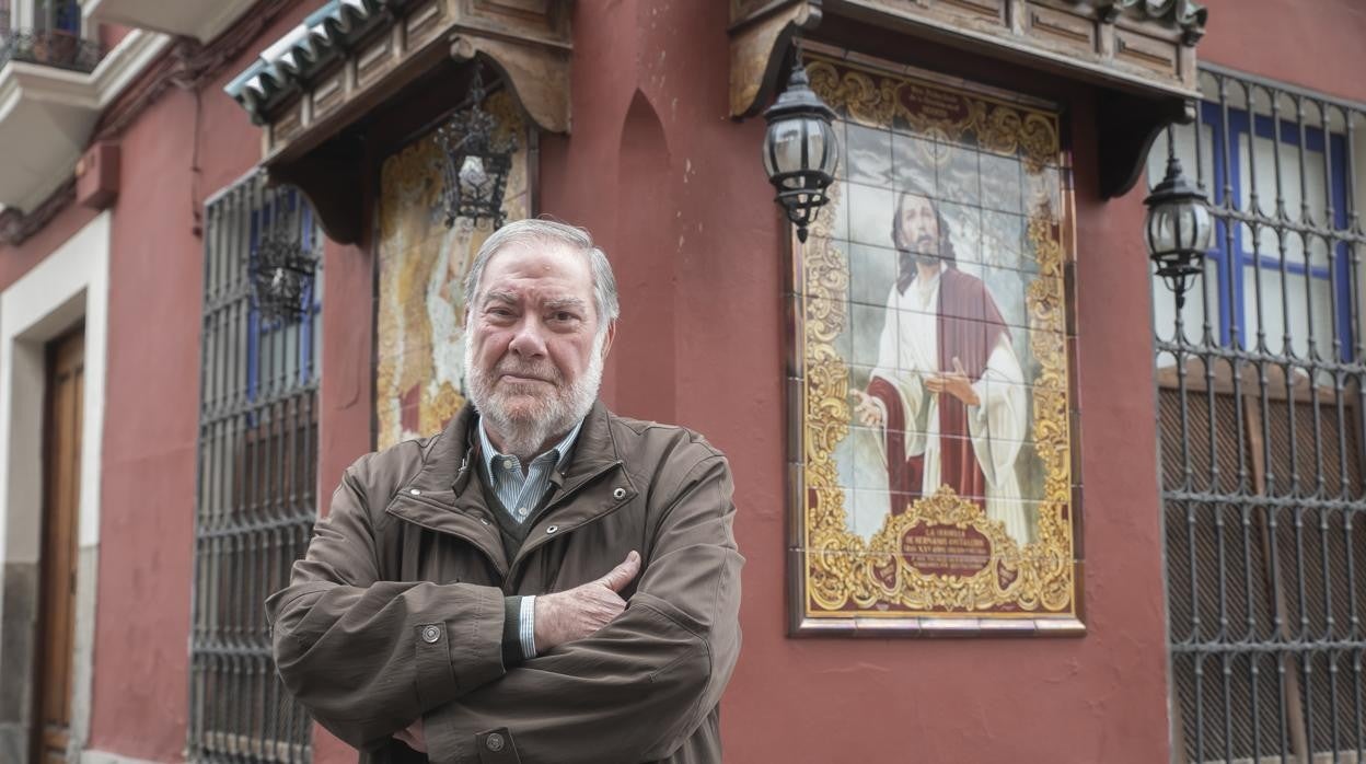 Manuel Muñoz, fotografiado en febrero de 2019 ante los azulejos de sus titulares