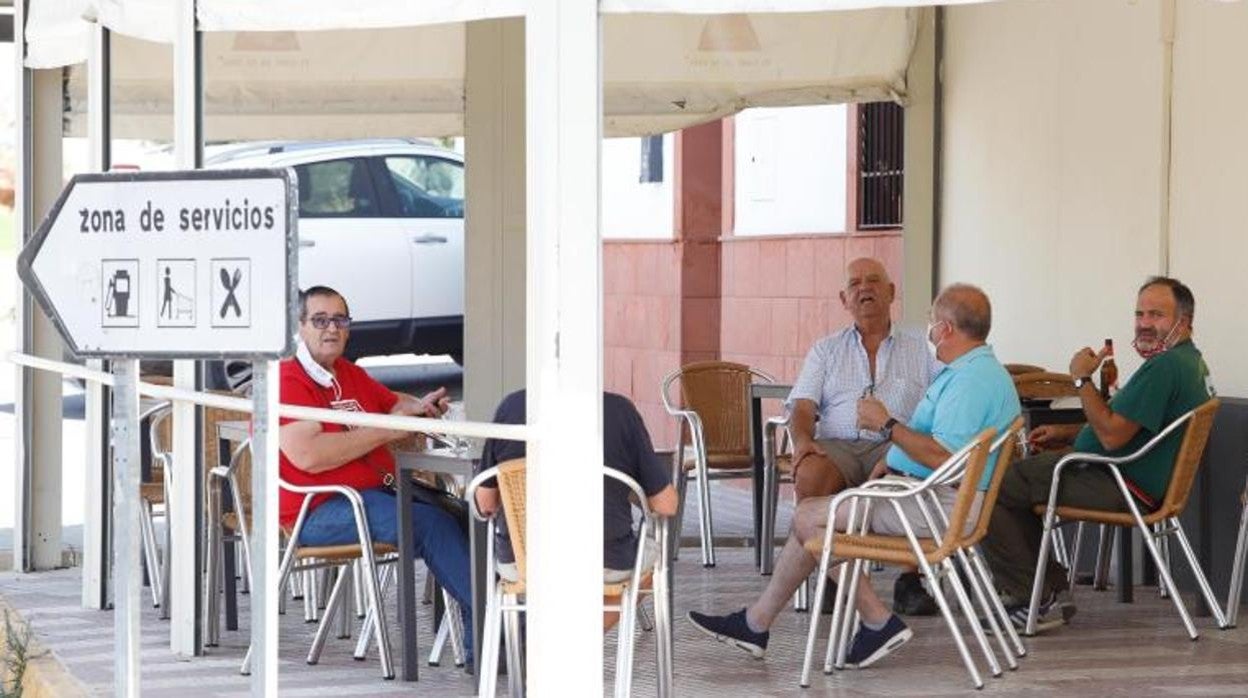 Un grupo de personas toma una cerveza en una terraza en la localidad cordobesa de Pedro Abad