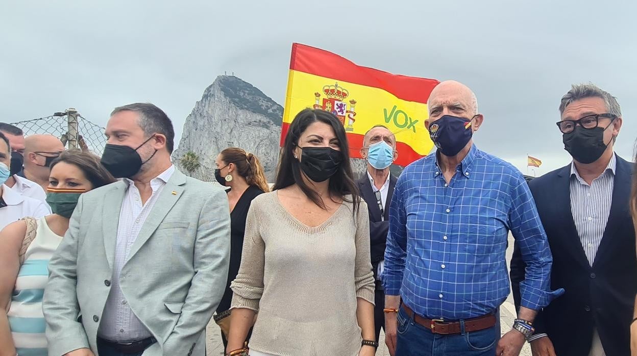 Macarena Olona y Agustín Rosety, ante la Verja de Gibraltar