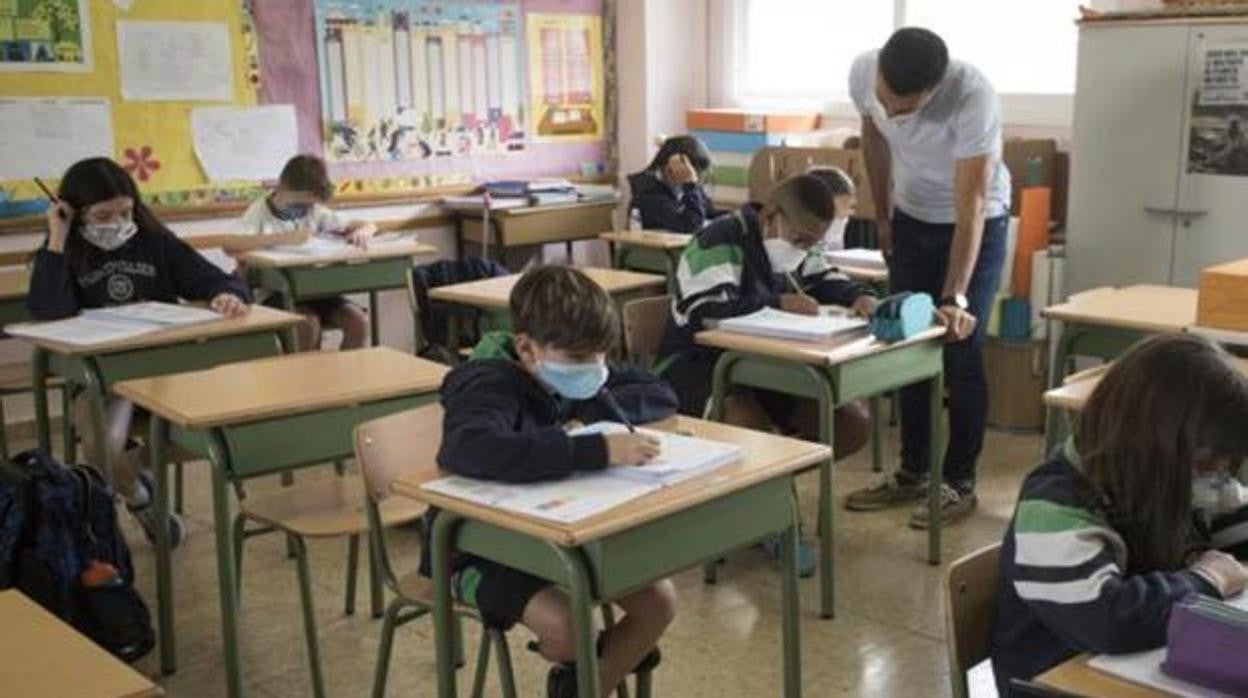 Una clase donde los alumnos están con mascarilla