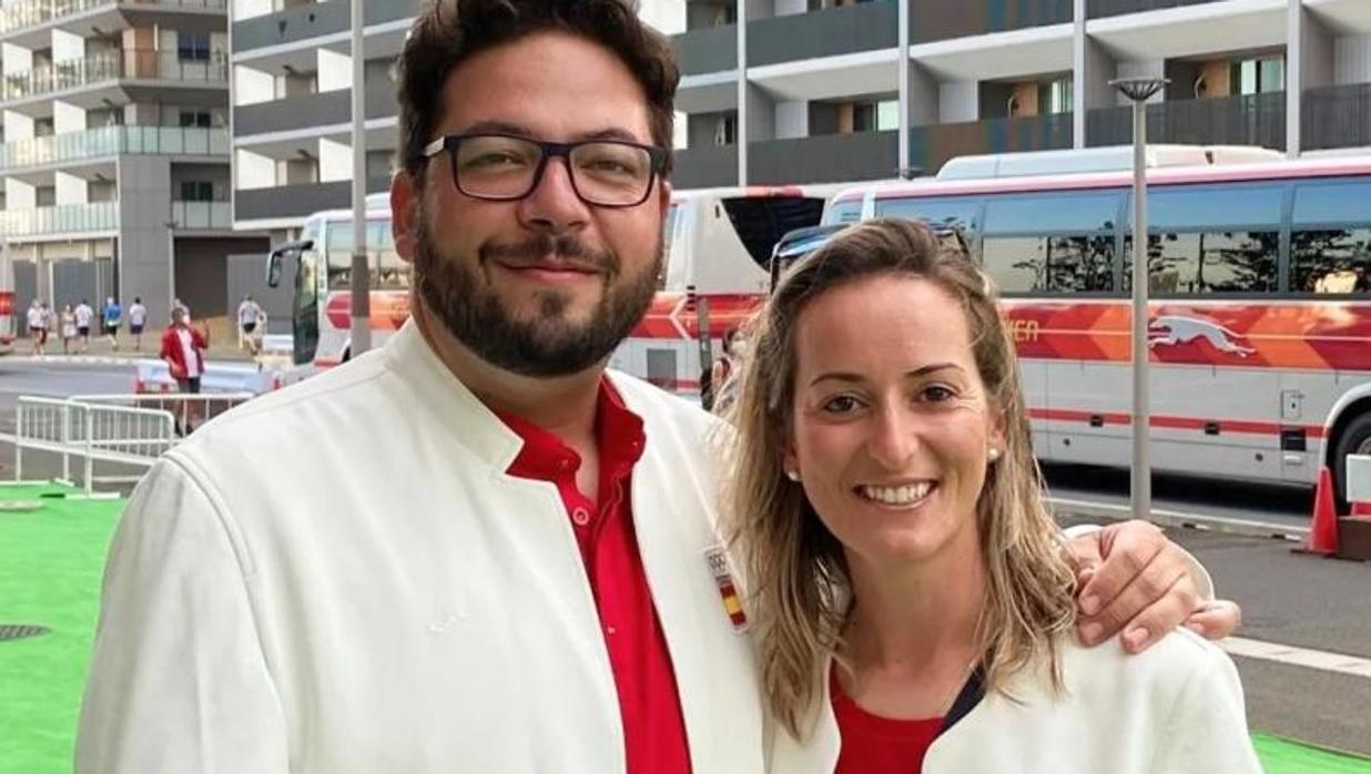 Alberto Fernández junto a Fátima Gálvez, en Tokio