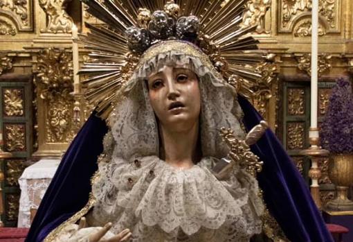 Nuestra Señora del Mayor Dolor, ataviada para los cultos a San Lorenzo