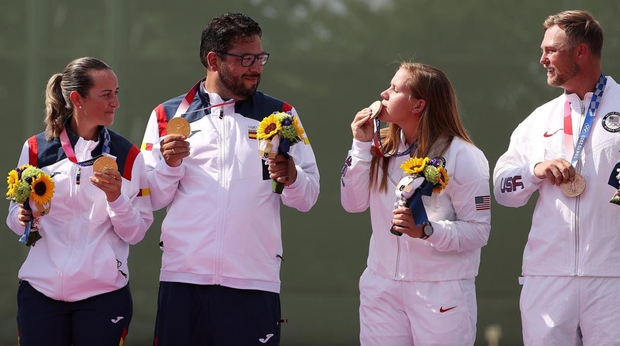 Fátima Gálvez, a la izquierda, recibe la felicitación de la pareja estadounidense