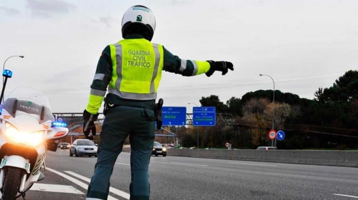 Un guardia civil intenta ordenar el tráfico, en una imagen de archivo