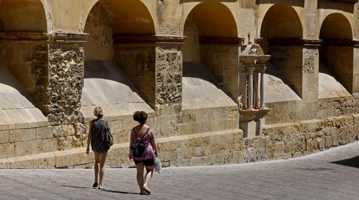 Dos turistas pasean por la Catedral de Córdoba