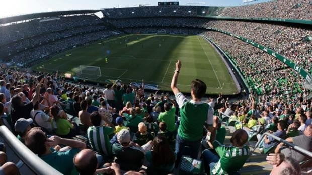 La Junta pide a los ciudadanos que se «acostumbren» al uso del pasaporte Covid también para ir al fútbol