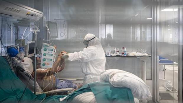 Andalucía encadena cinco días bajando contagios de Covid pero suma este martes 23 muertos